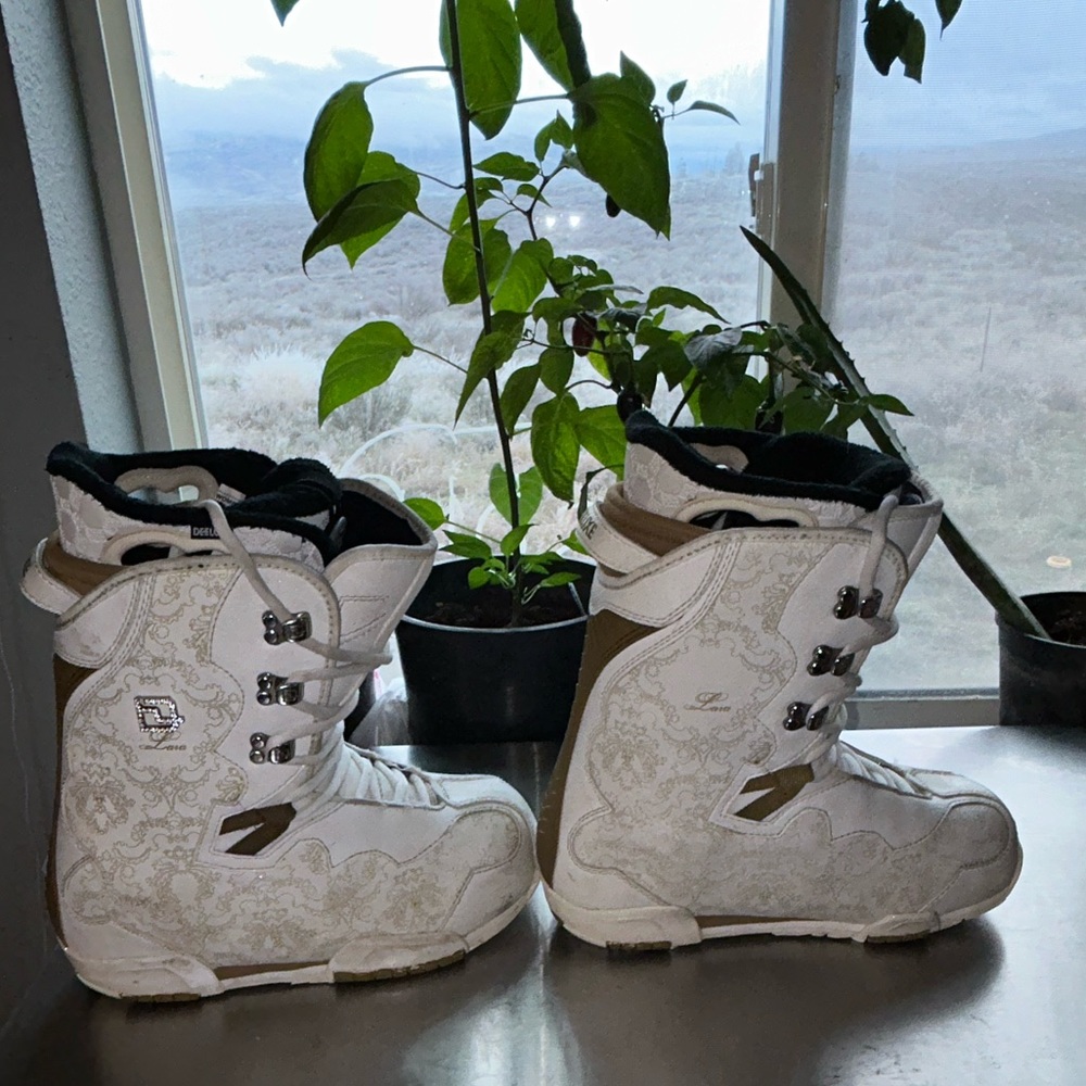 Lara Deeluxe women’s size 7.5 snowboard boots